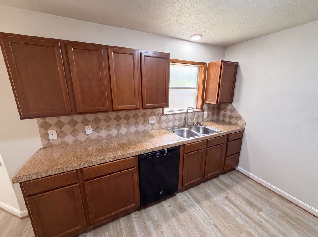 Photo 6 of 21 of 912 S 23rd St, Nederland, TX
