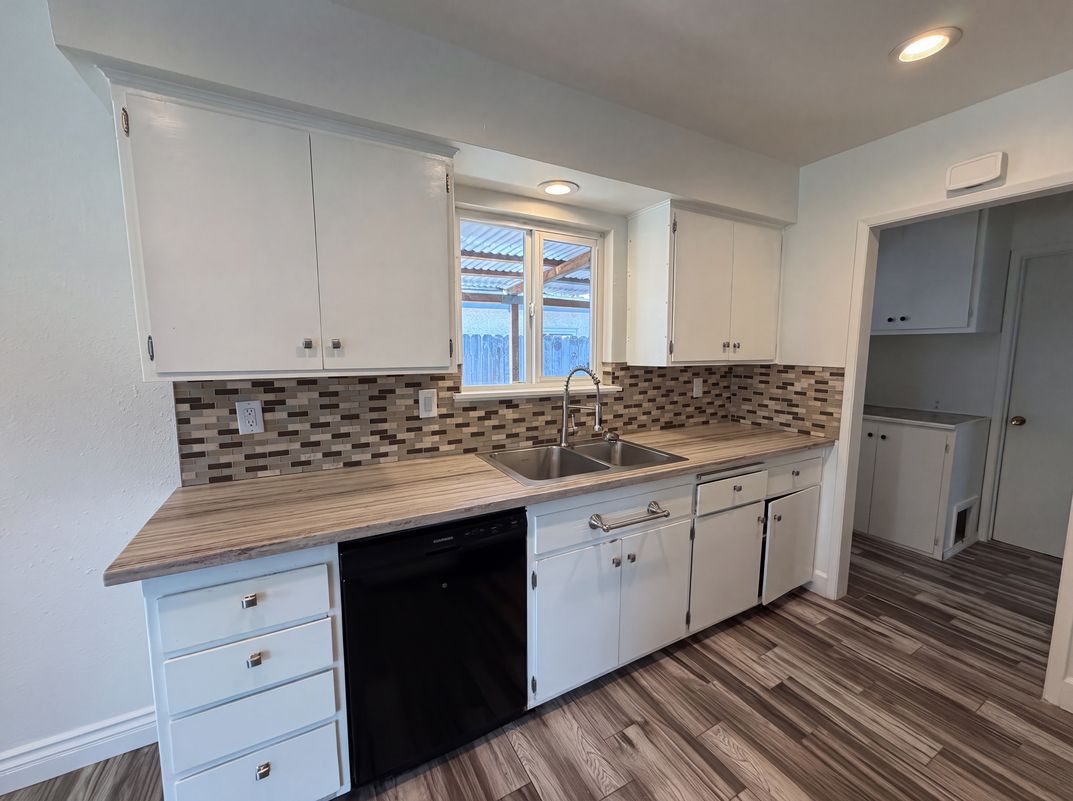 Photo 7 of 31 of 1422 Oakmont Dr, Roseville, CA