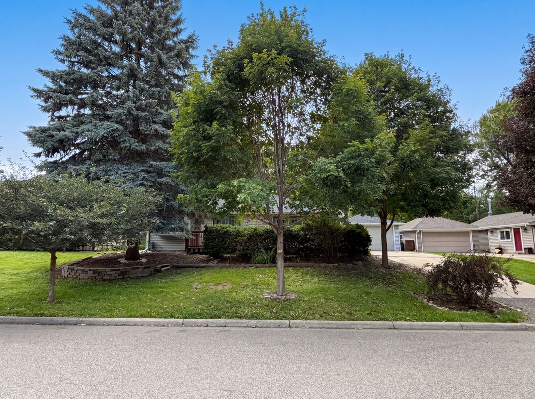 Photo 22 of 27 of 2591 Aldine St, Roseville, MN