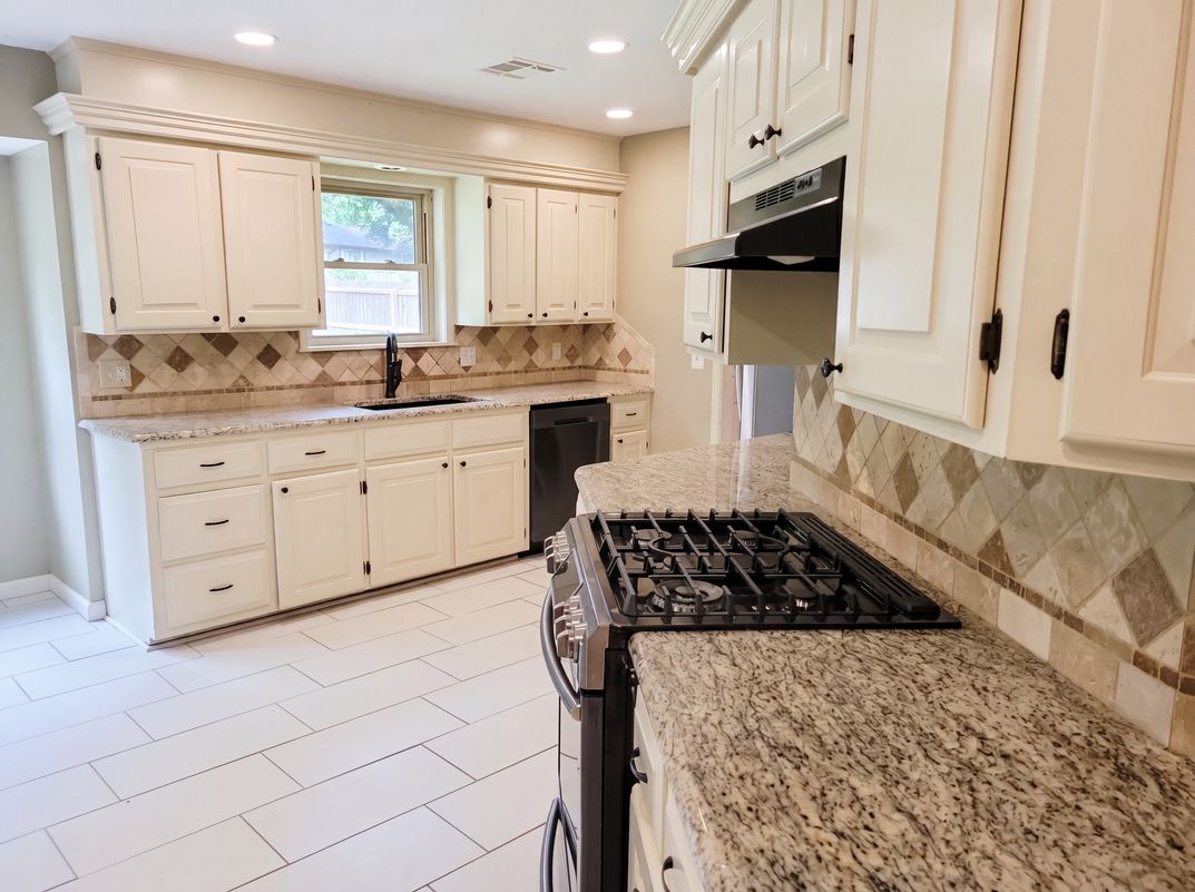 Photo 9 of 46 of 4600 Rolling Hills Dr, Bartlesville, OK