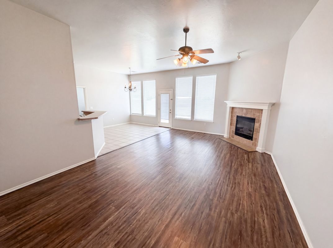 Photo 3 of 16 of 613 Applewood St, Moore, OK