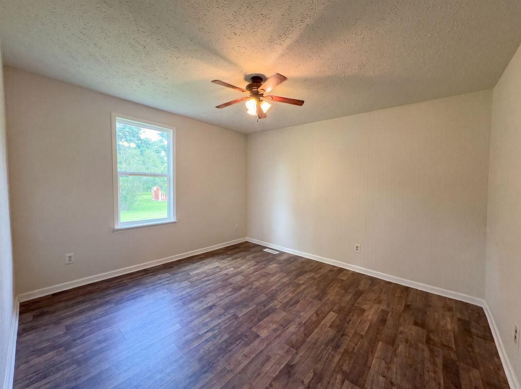 Photo 10 of 19 of 1040 Dodd Dr, Savannah, TN