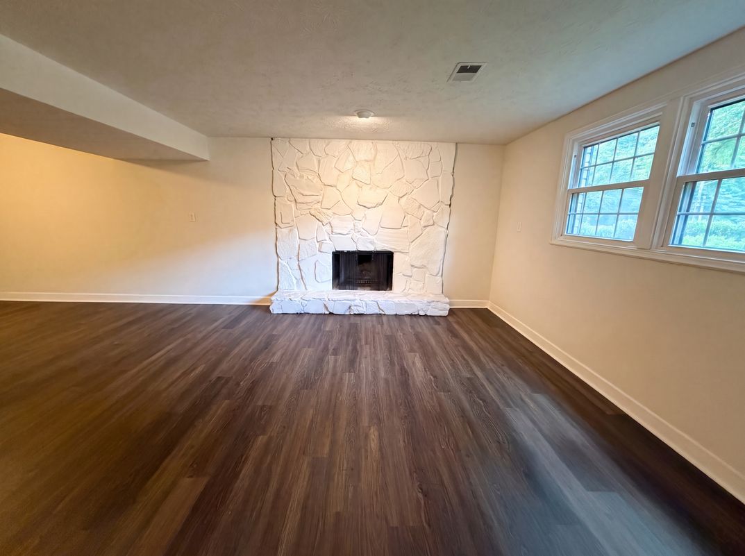Photo 7 of 24 of 1346 Fairfield Dr SW, Lilburn, GA
