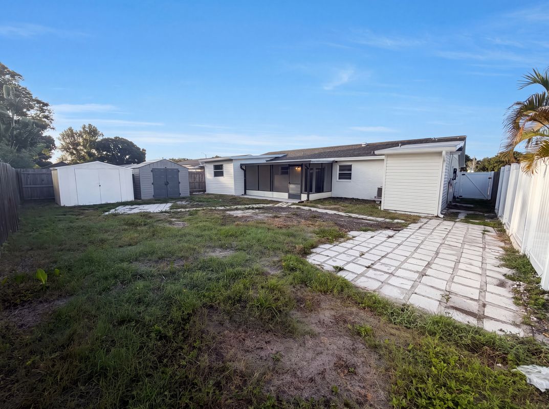 Photo 5 of 27 of 8283 86th Ave, Seminole, FL
