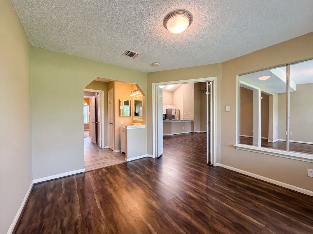 Photo 8 of 15 of 643 E Country Grove Cir, Pearland, TX