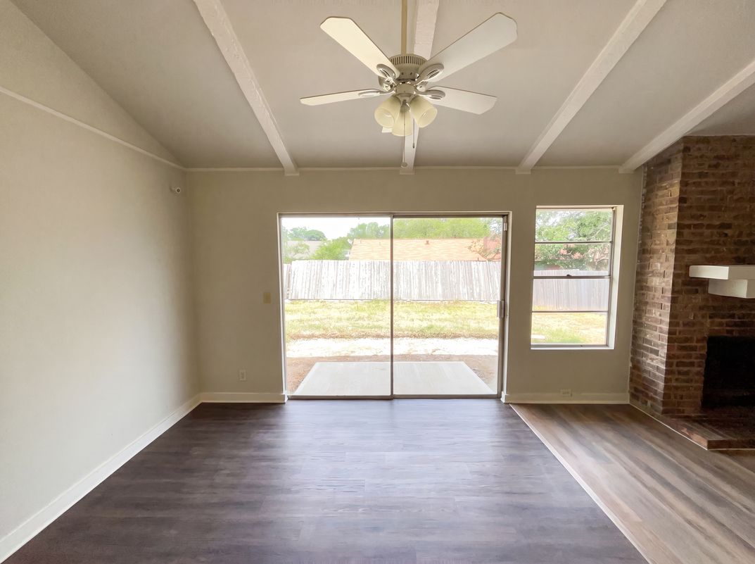 Photo 9 of 19 of 1154 S Ellison Dr, San Antonio, TX