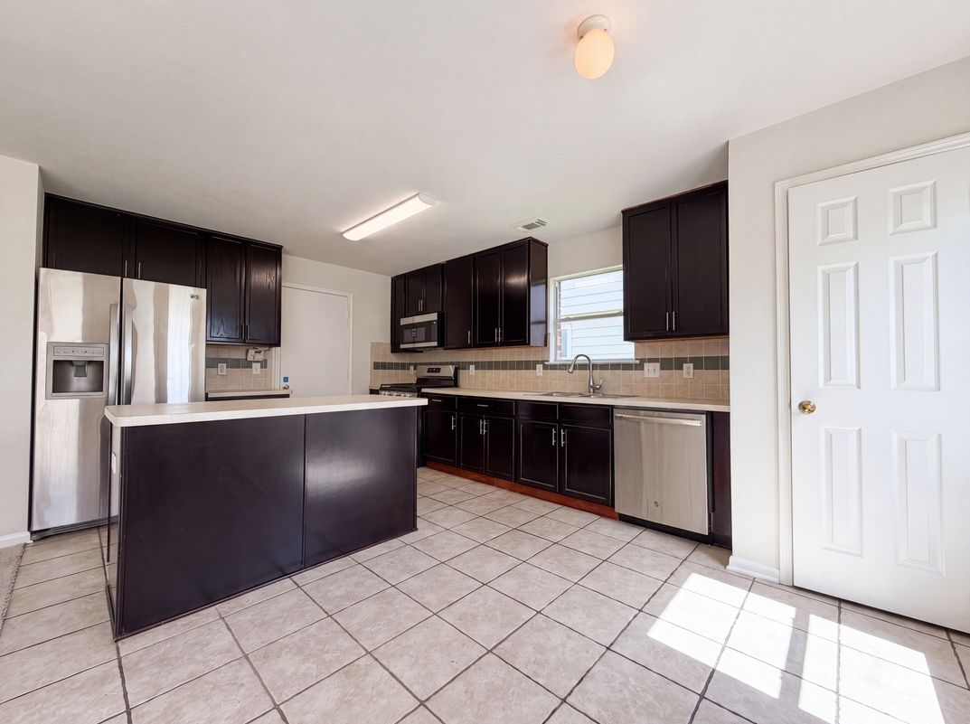 Property photo 2 of 16519 Eaglewood Shadows Dr