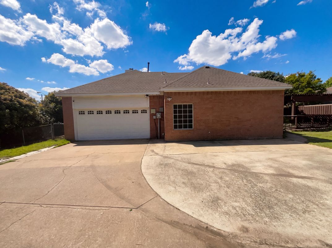 Photo 16 of 19 of 2400 Creekview Dr, Plano, TX