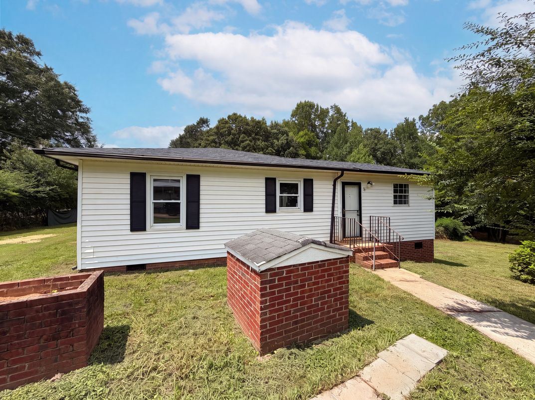 Photo 19 of 20 of 704 Morningside Dr, Mount Holly, NC