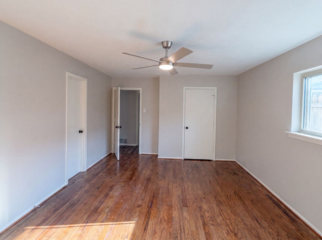 Photo 14 of 22 of 1618 Woodcrest Ln, Carrollton, TX
