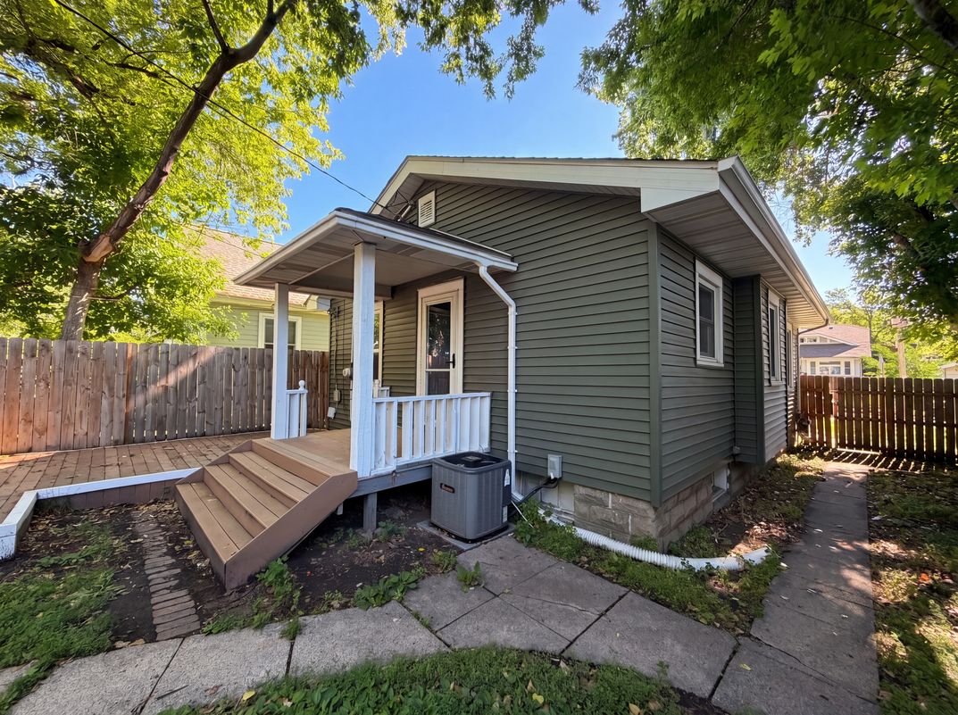 Photo 19 of 21 of 2715 Irving Ave N, Minneapolis, MN