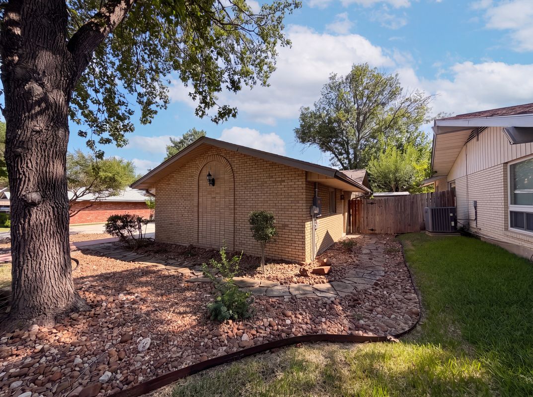 Photo 18 of 21 of 326 De Soto Dr, Universal City, TX