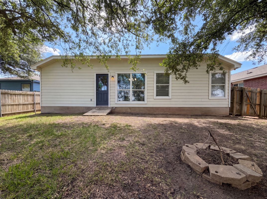 Photo 5 of 21 of 109 Eagle Dr, Luling, TX
