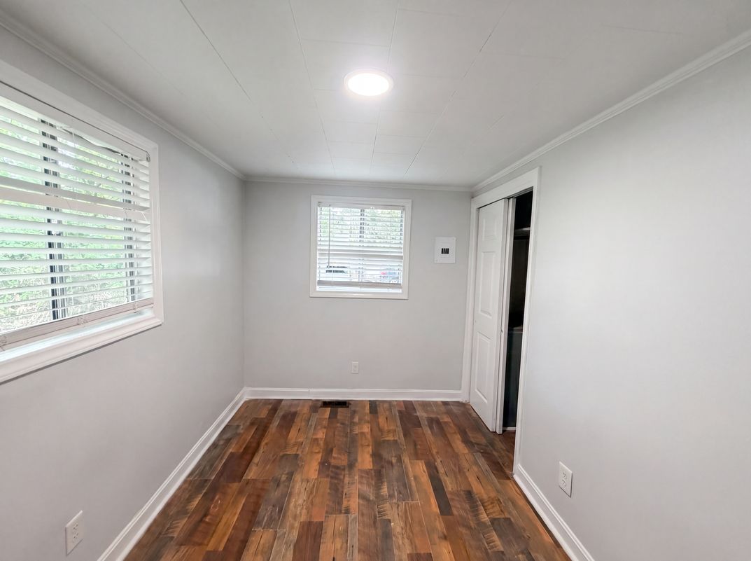 Photo 4 of 18 of 305 Woodbury St, High Point, NC