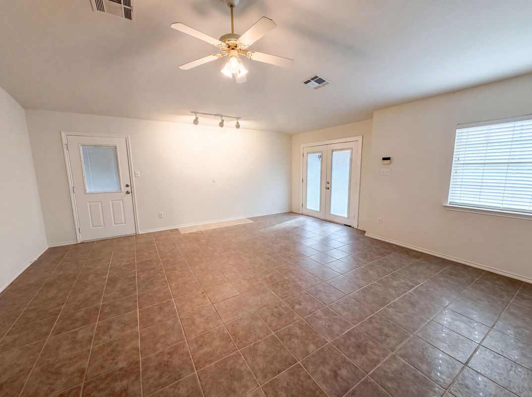 Photo 6 of 21 of 109 Eagle Dr, Luling, TX