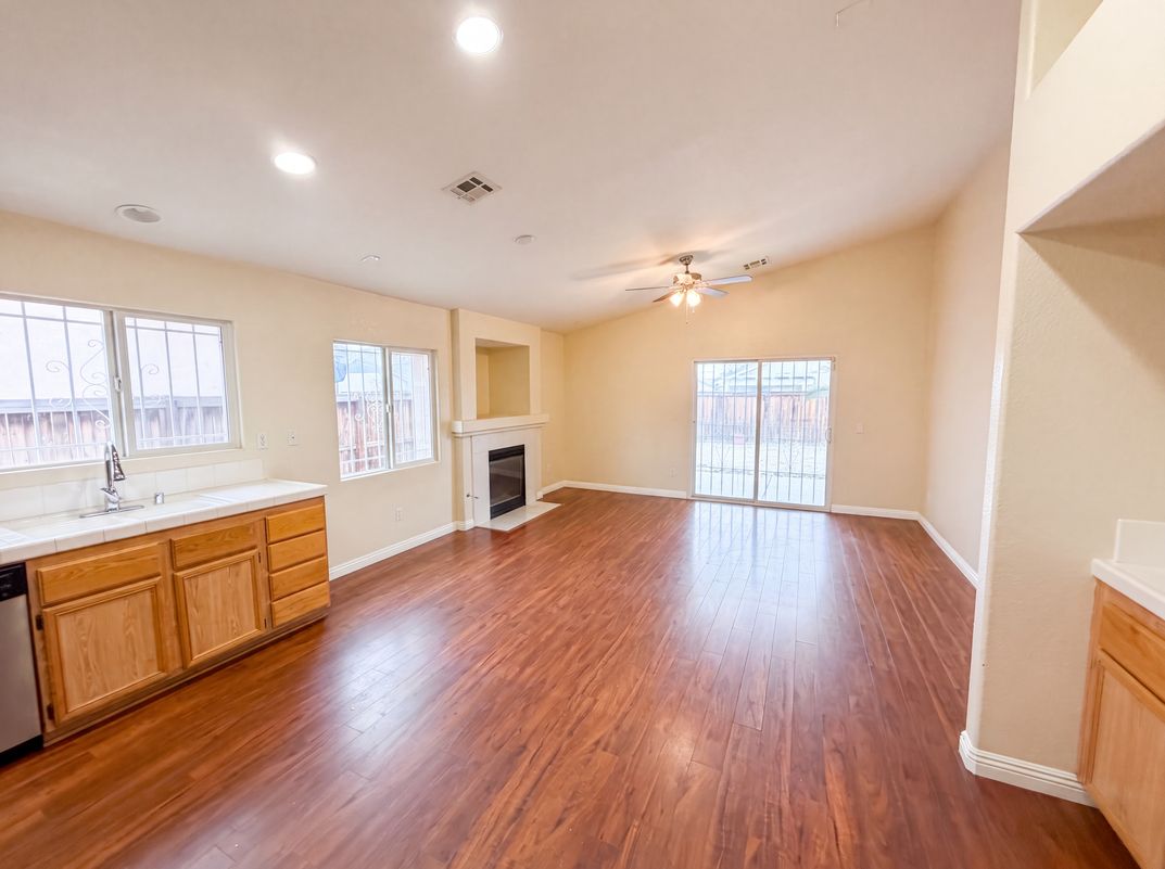 Photo 6 of 27 of 18792 Dogwood Ct, Adelanto, CA