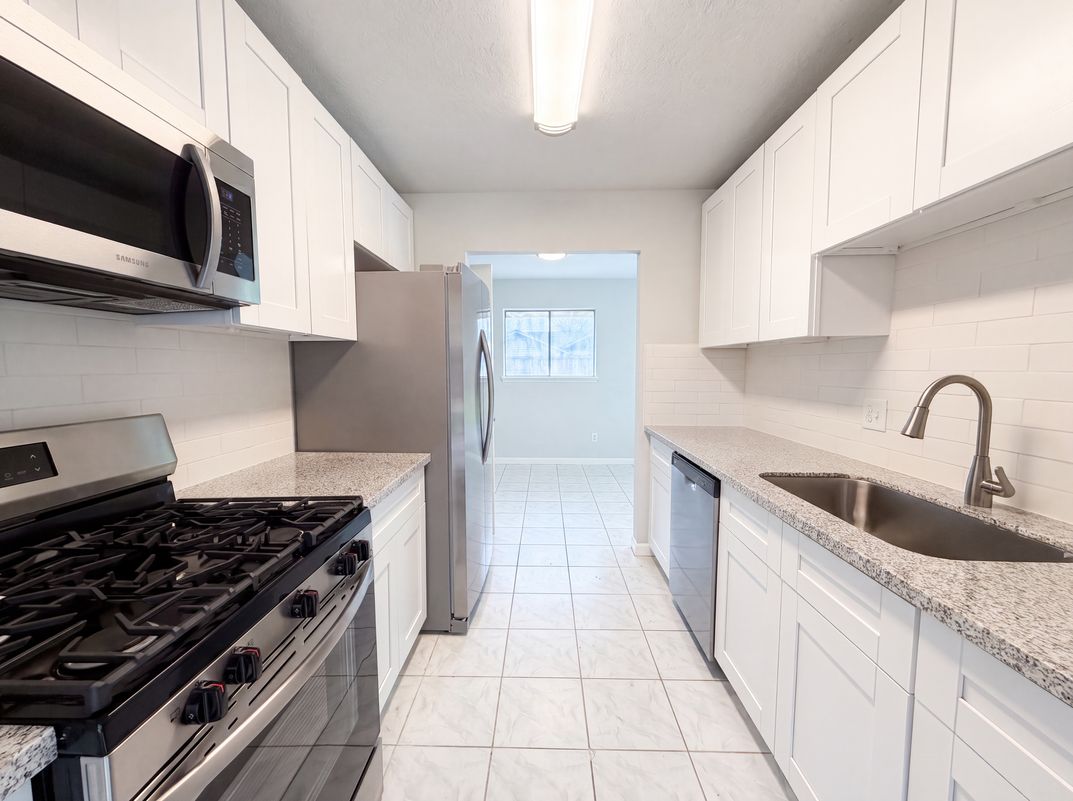 Photo 7 of 18 of 12510 Daventry Ln, Houston, TX