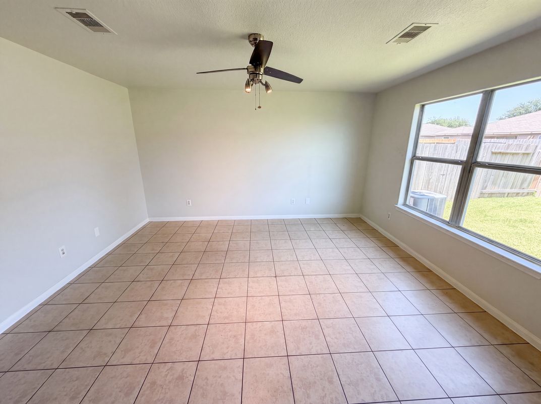Photo 3 of 19 of 907 Amaryllis Rd, Baytown, TX