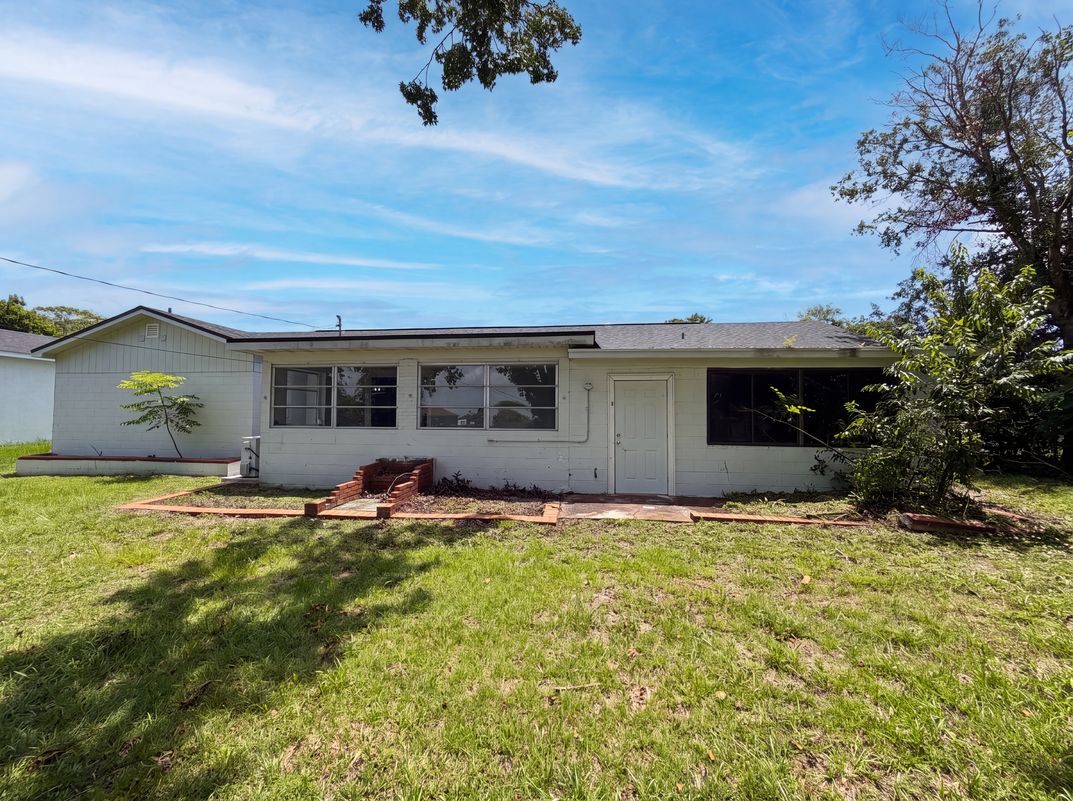 Photo 5 of 24 of 1044 E Lombardy Dr, Deltona, FL