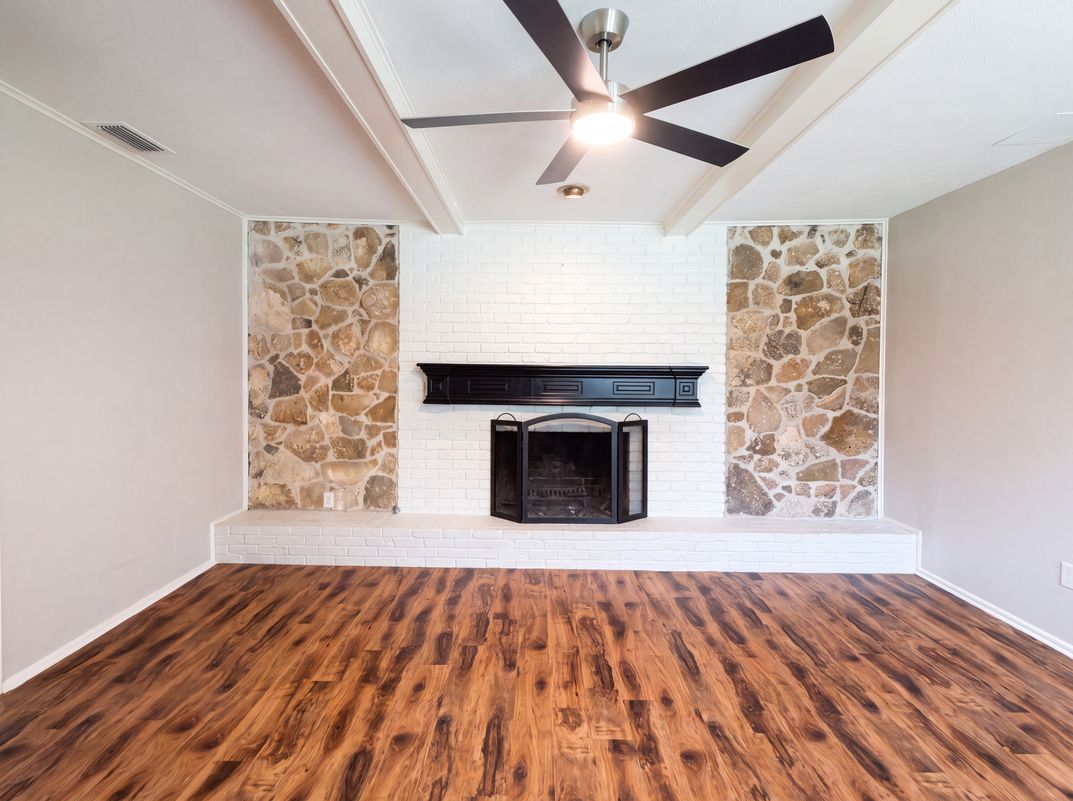 Photo 3 of 22 of 1618 Woodcrest Ln, Carrollton, TX