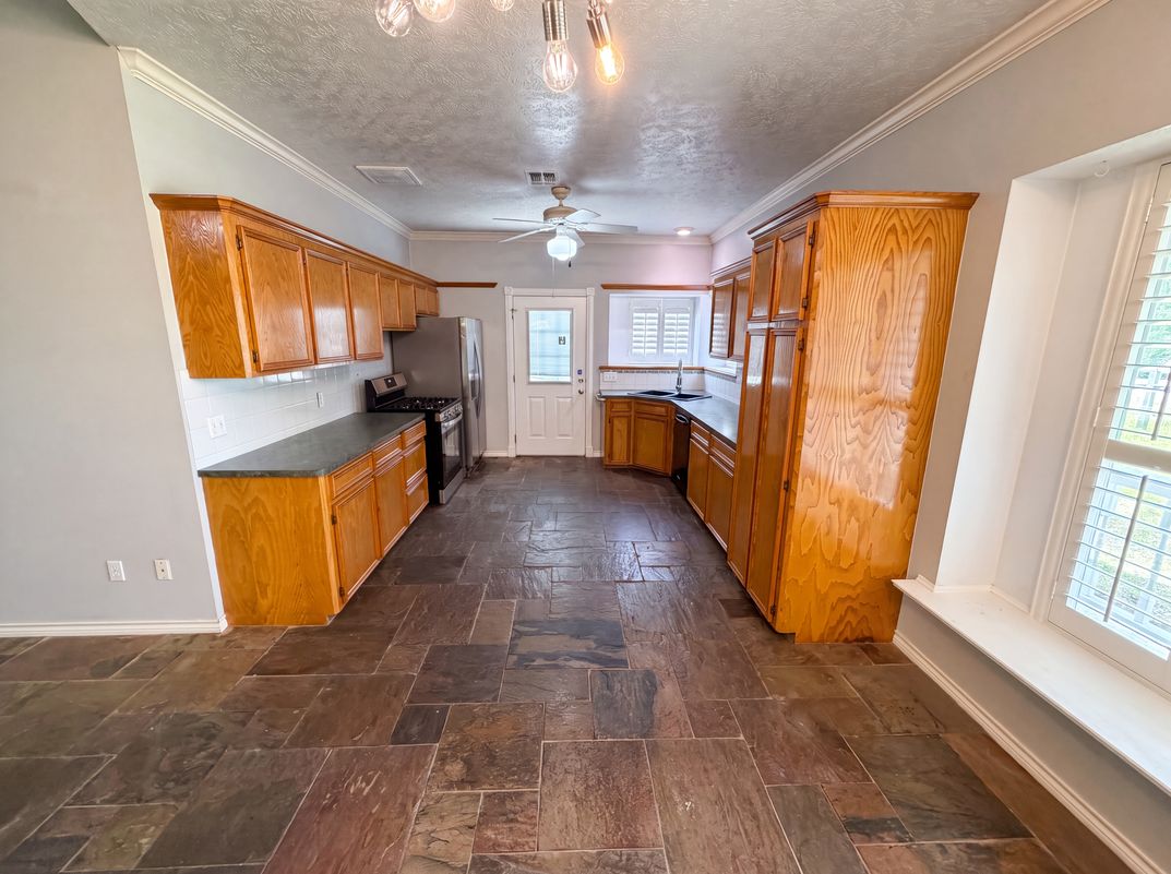 Photo 9 of 19 of 7934 Round Rock Dr, Houston, TX