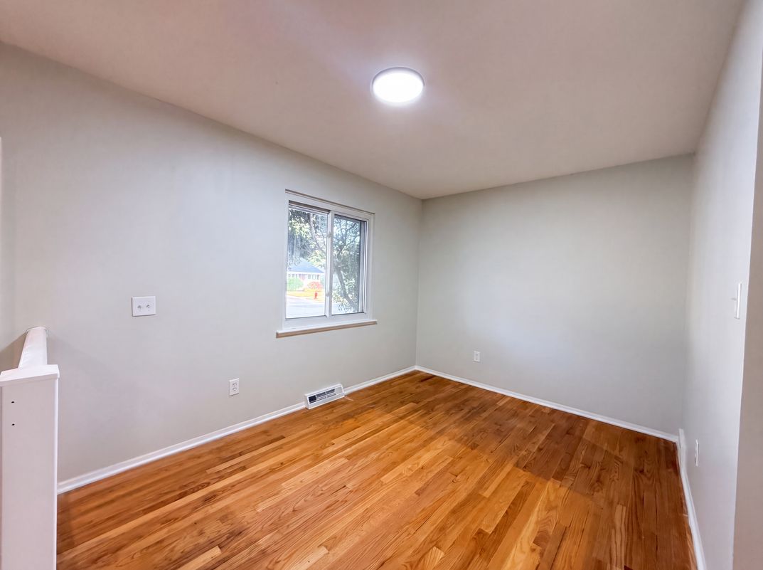 Photo 8 of 23 of 14743 Ronnie Ln, Livonia, MI