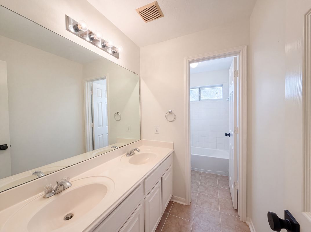 Photo 16 of 35 of 11314 Sailwing Creek Ct, Pearland, TX