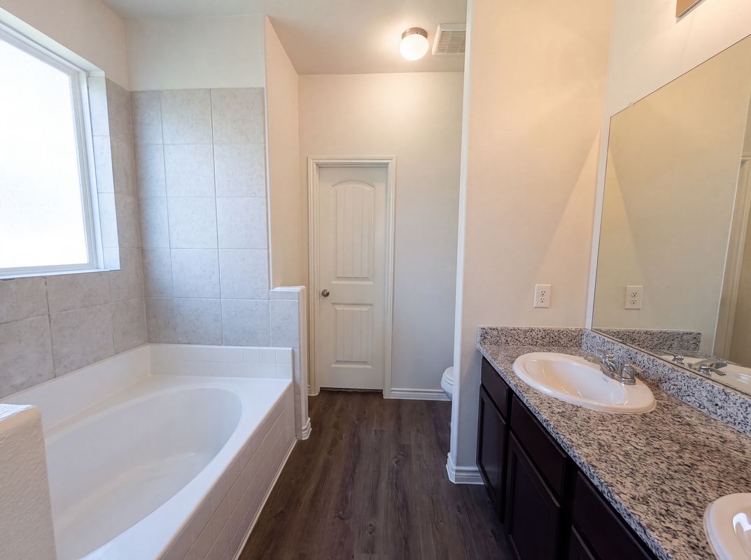 Photo 16 of 21 of 1713 Blue Jay Dr, Ennis, TX
