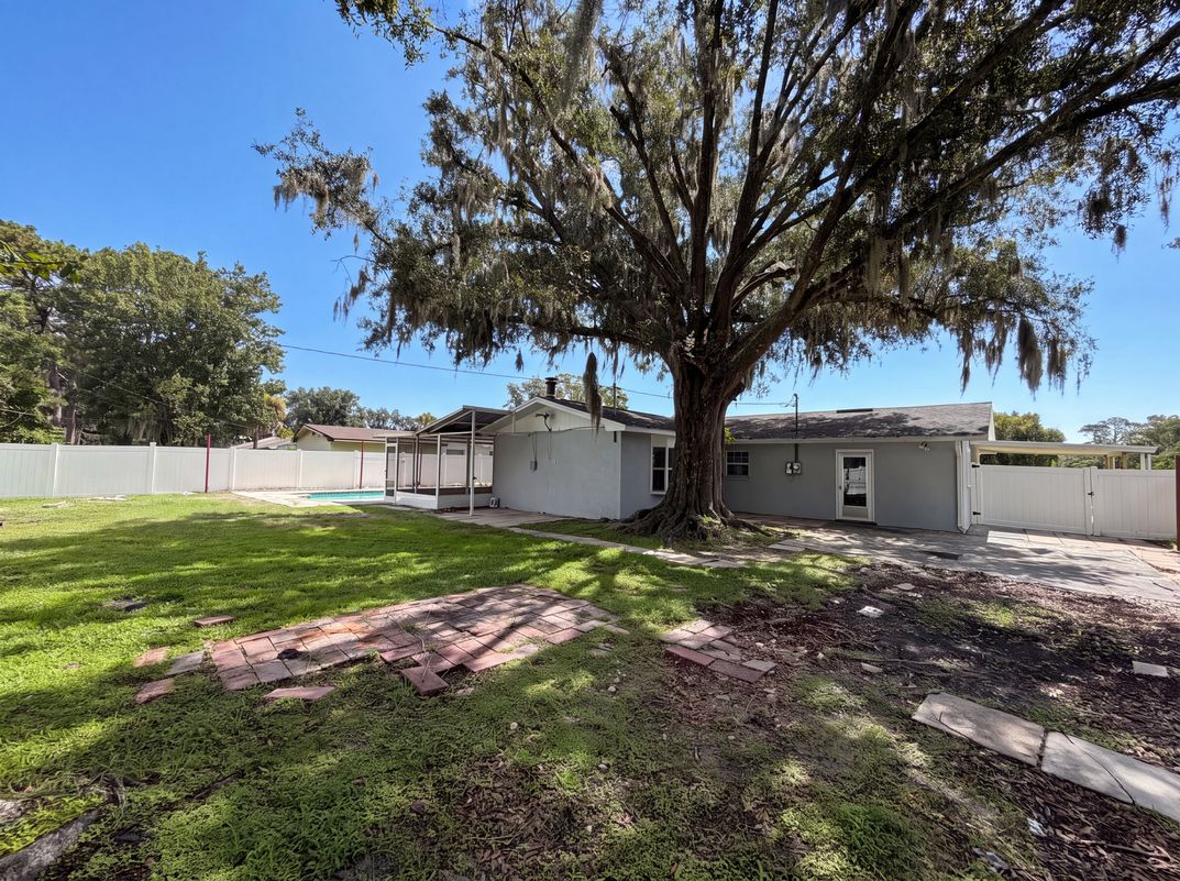Photo 5 of 18 of 1823 Lori Ln W, Lakeland, FL