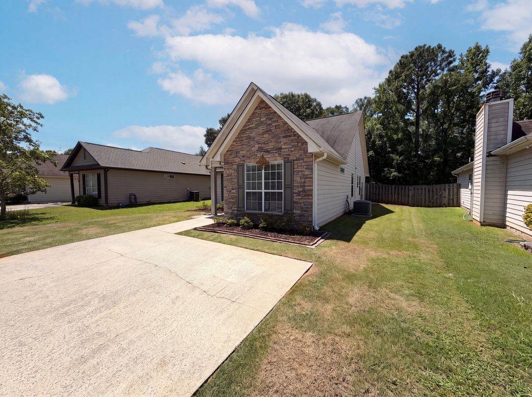Photo 18 of 20 of 151 Carrington Ln, Calera, AL
