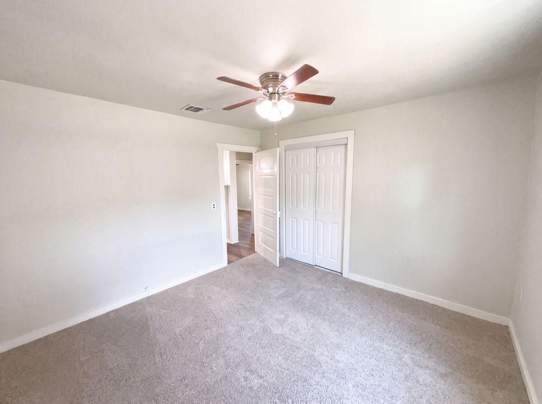 Photo 12 of 17 of 725 Kelly St, Poteet, TX