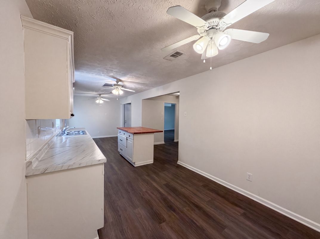 Photo 11 of 25 of 3808 Shane Ct, Ellenwood, GA