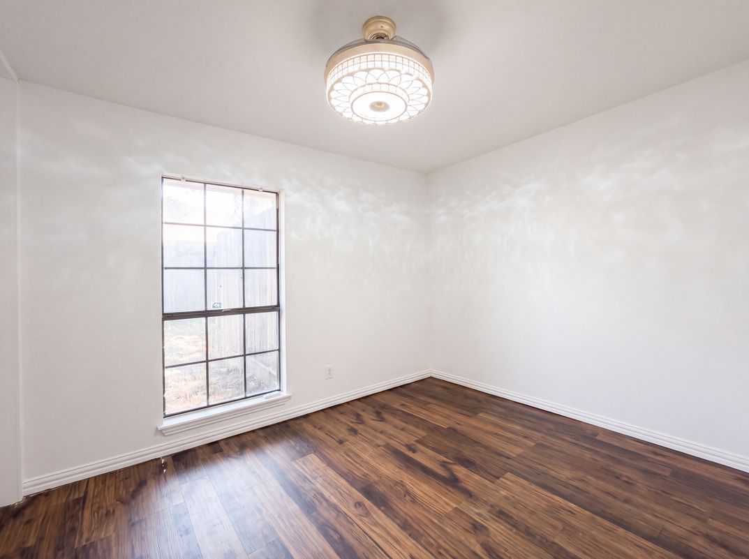 Photo 11 of 18 of 1613 Mullins Dr, Plano, TX