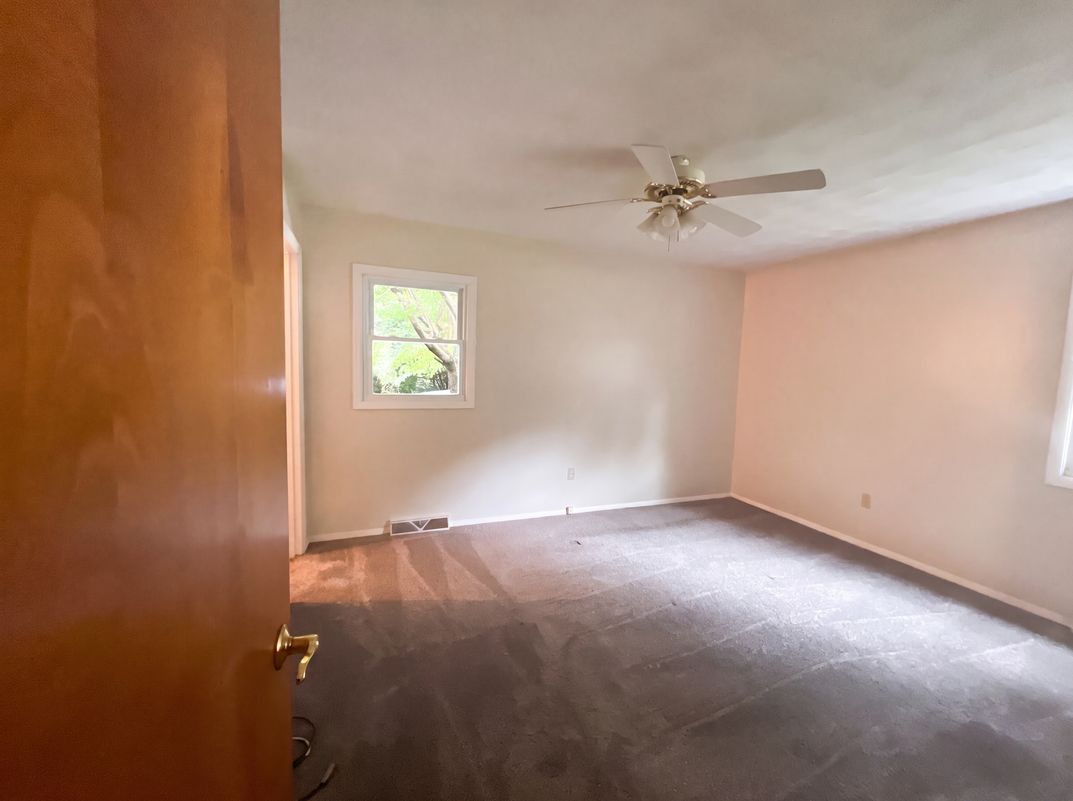 Photo 4 of 16 of 912 Hollycrest Dr, Champaign, IL