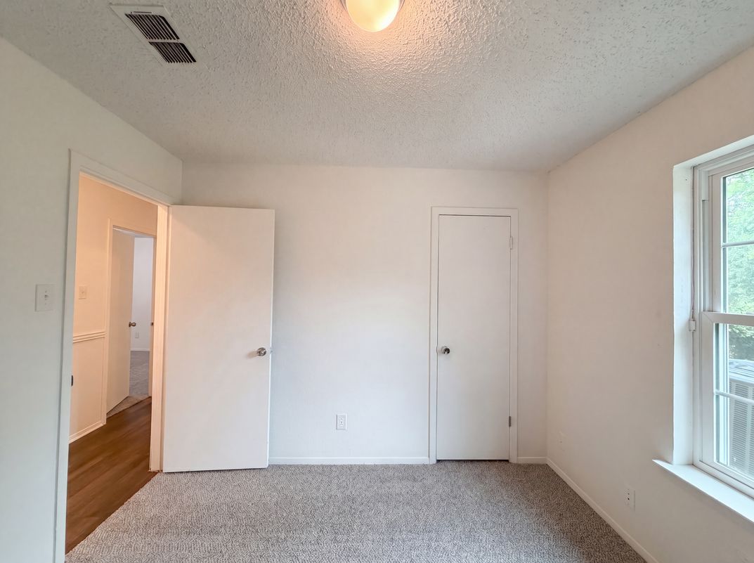 Photo 10 of 19 of 512 Lake Crest Pkwy, Azle, TX
