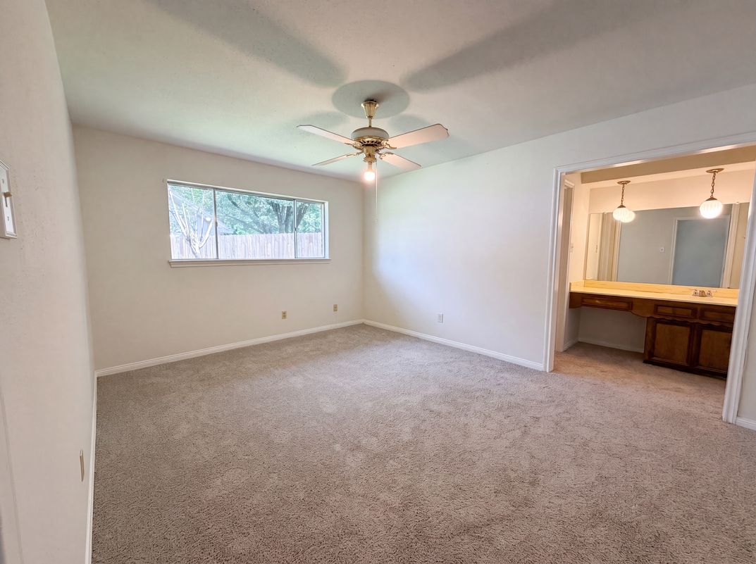 Photo 16 of 22 of 16338 Hollow Wood Dr, Houston, TX