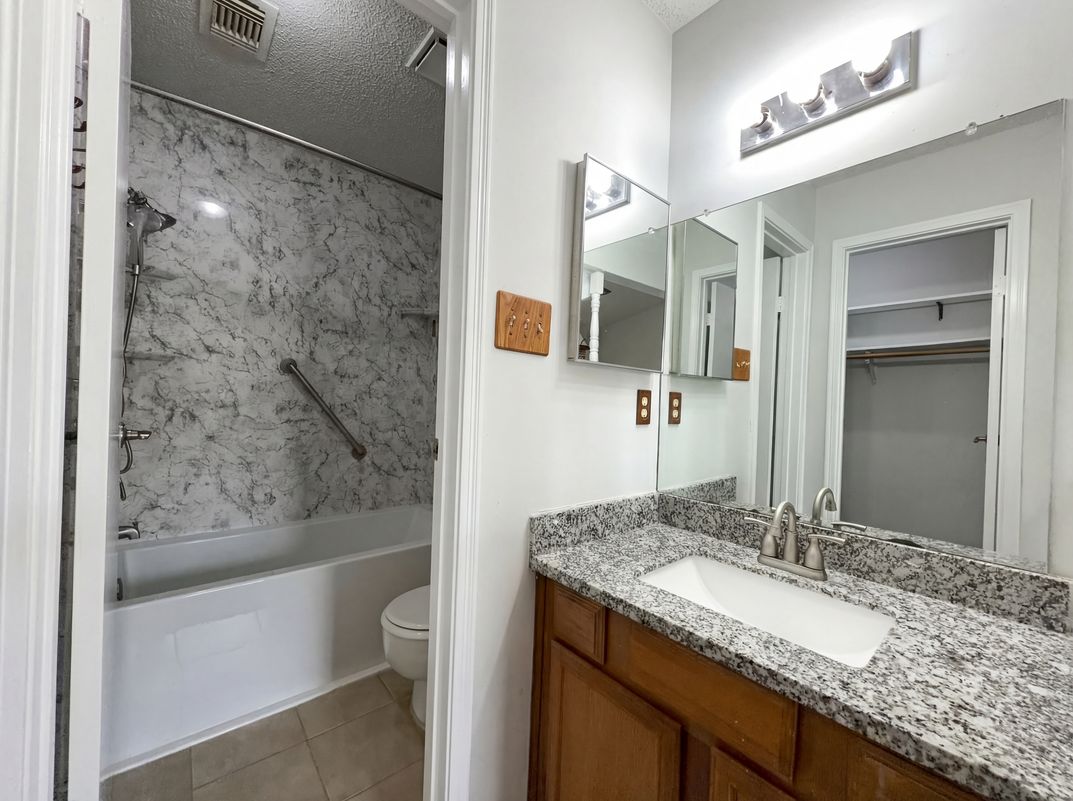Photo 6 of 16 of 12300 Brookglade Cir, Houston, TX