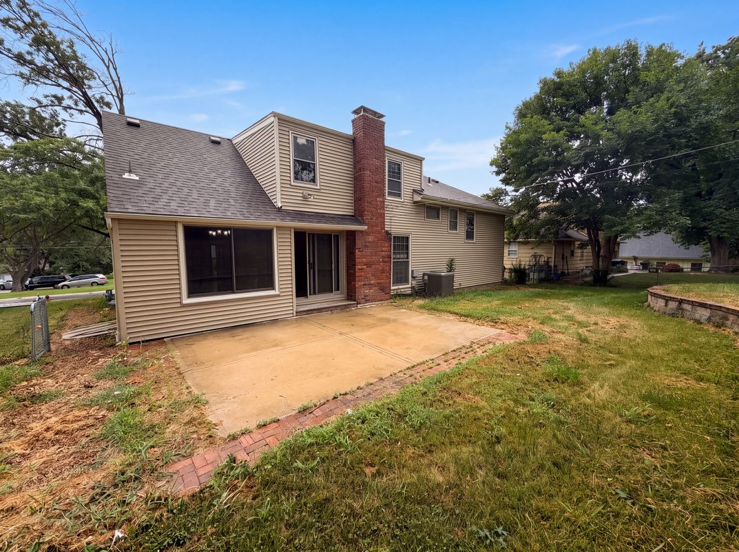 Photo 5 of 27 of 6916 N Overland Dr, Kansas City, MO