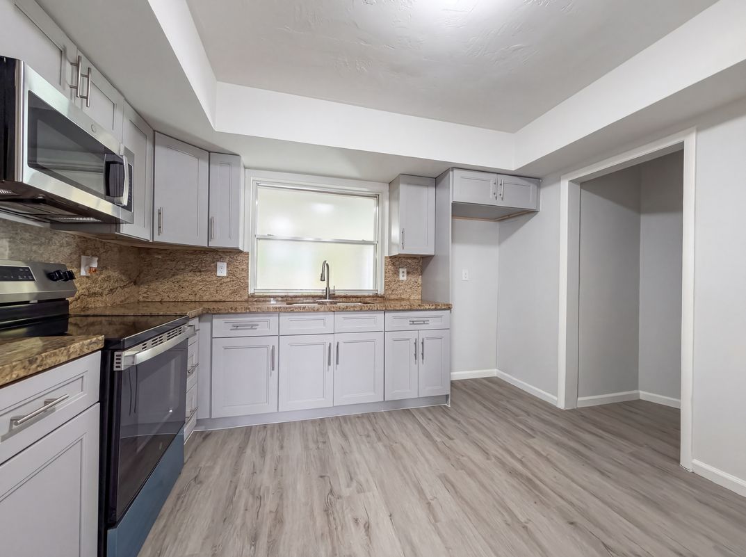 Photo 9 of 19 of 820 NW 78th Ave, Pembroke Pines, FL