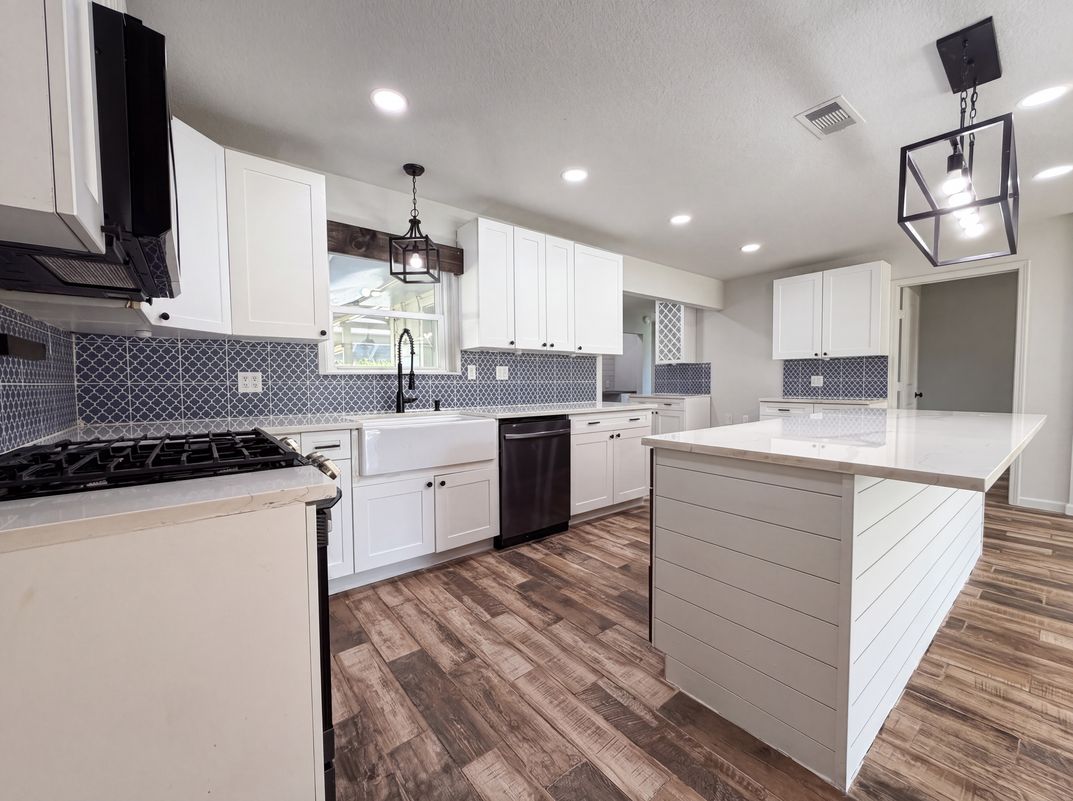 Photo 6 of 17 of 118 S Ringgold St, West Columbia, TX