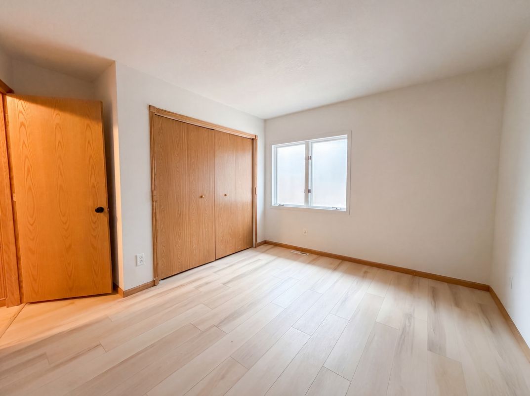 Photo 4 of 20 of 6475 Grand View Dr, Eden Prairie, MN
