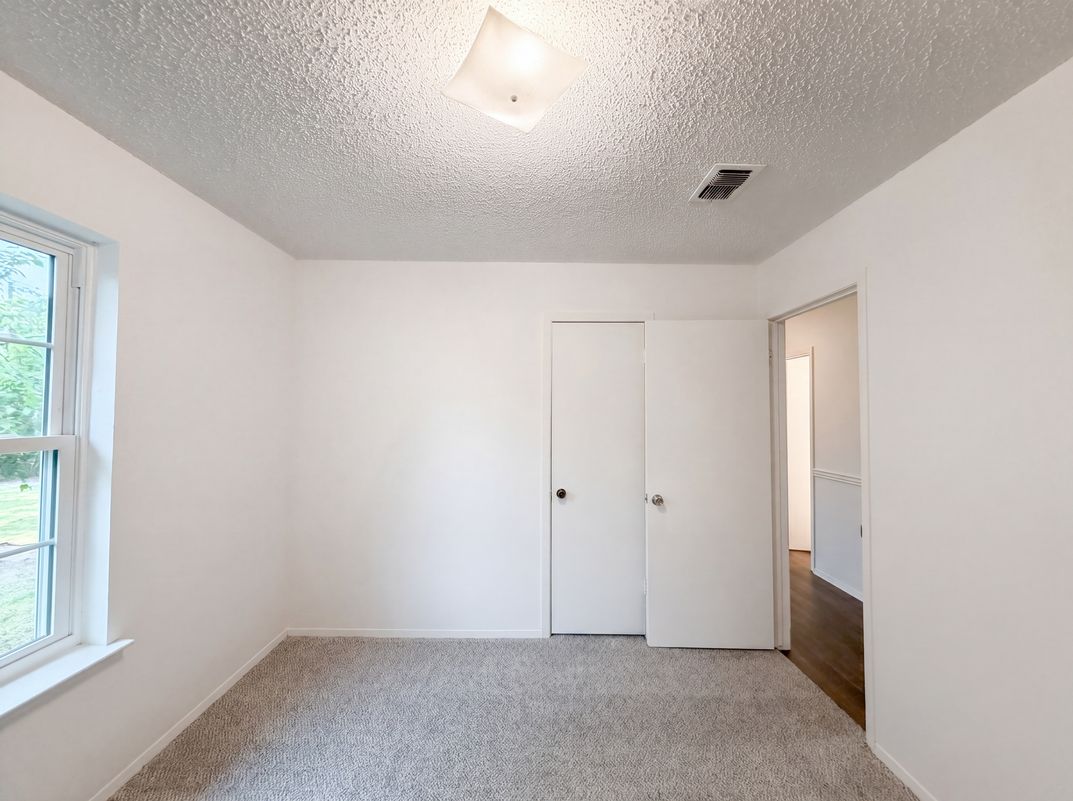 Photo 14 of 19 of 512 Lake Crest Pkwy, Azle, TX