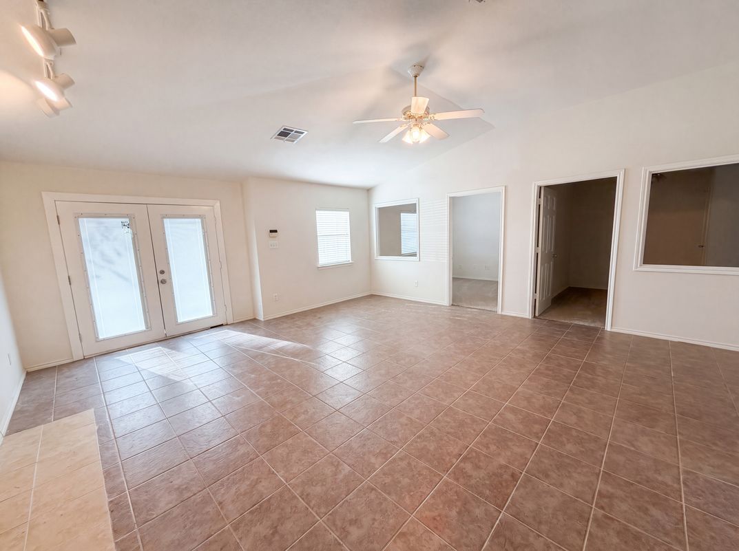 Photo 7 of 21 of 109 Eagle Dr, Luling, TX