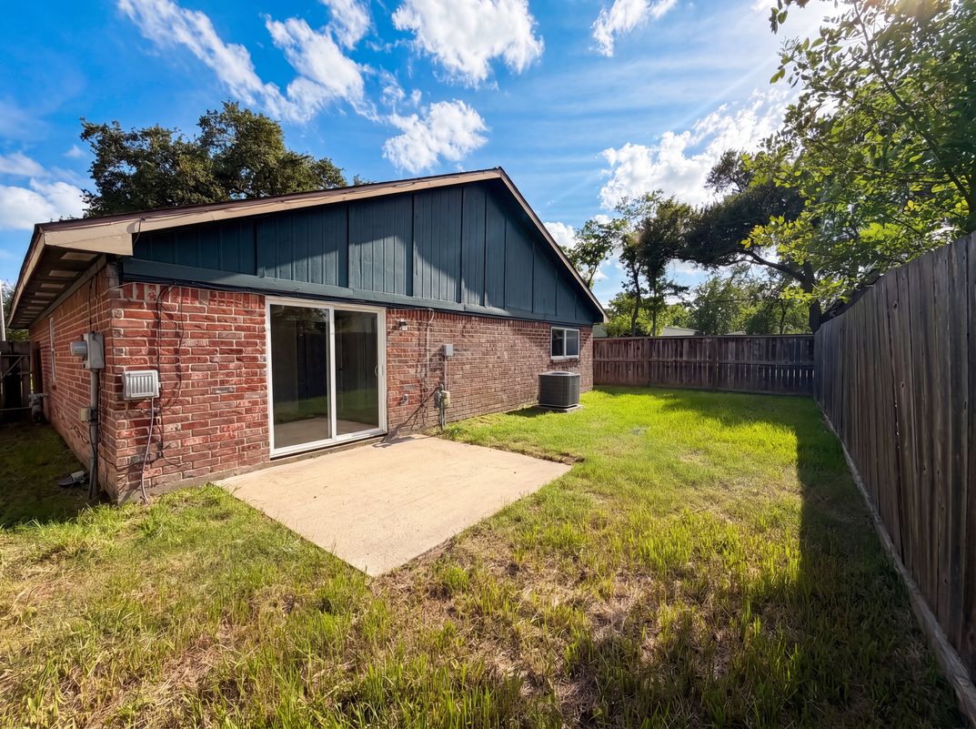Photo 16 of 17 of 703 Midland Ct, Houston, TX