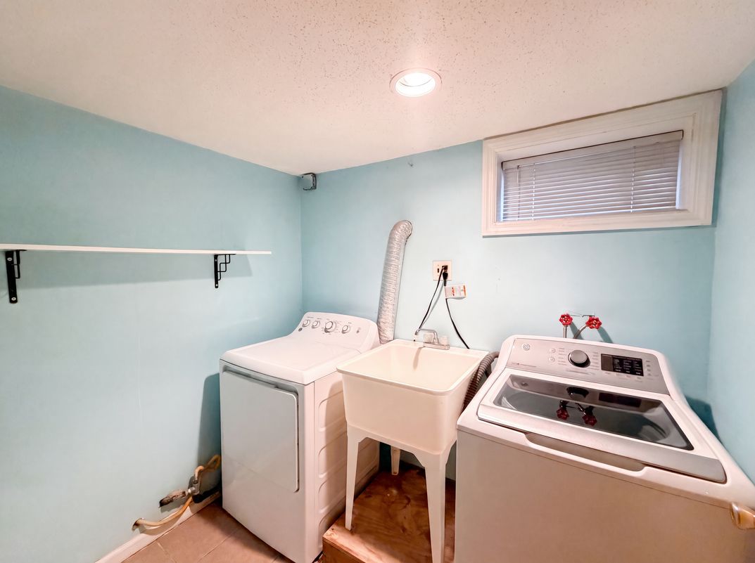 Photo 19 of 23 of 35 Dapp Ct, Elmwood Park, NJ
