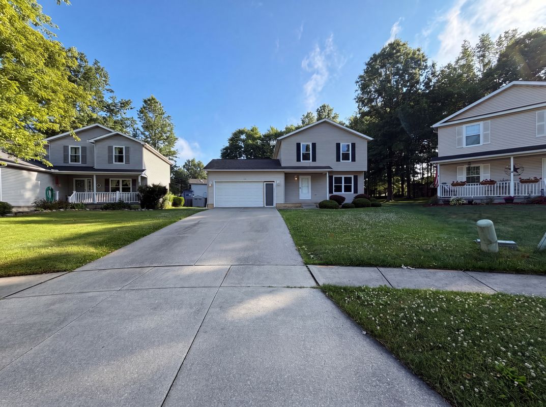 Photo 5 of 21 of 654 Diamond Cir, Ravenna, OH