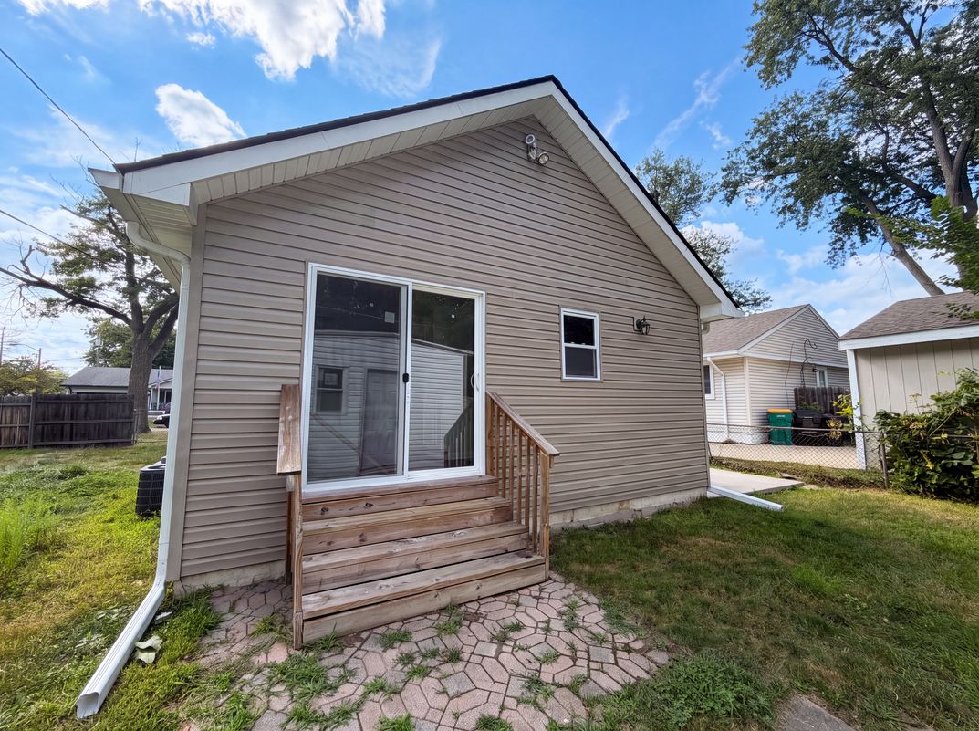 Photo 5 of 17 of 21420 Jefferson St, Farmington Hills, MI
