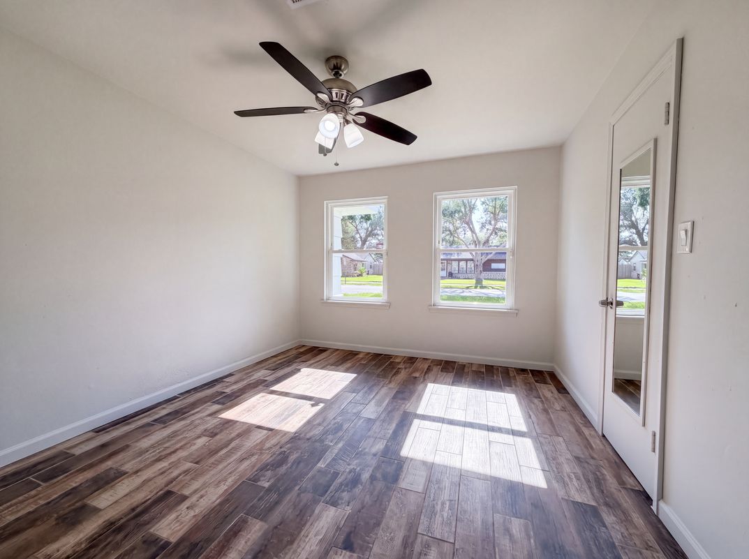 Photo 10 of 17 of 118 S Ringgold St, West Columbia, TX