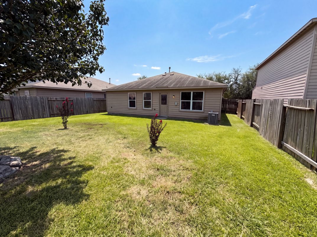 Photo 5 of 19 of 907 Amaryllis Rd, Baytown, TX