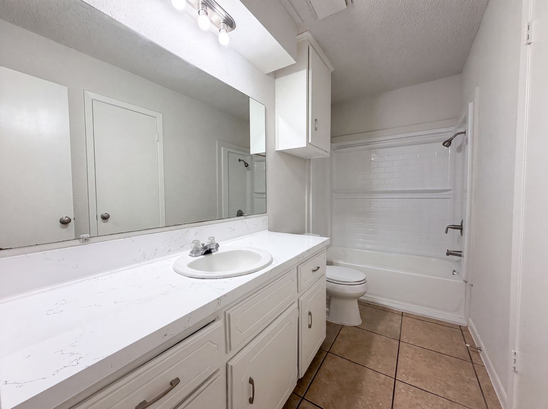 Photo 12 of 17 of 8 Sunnybrook St, Angleton, TX